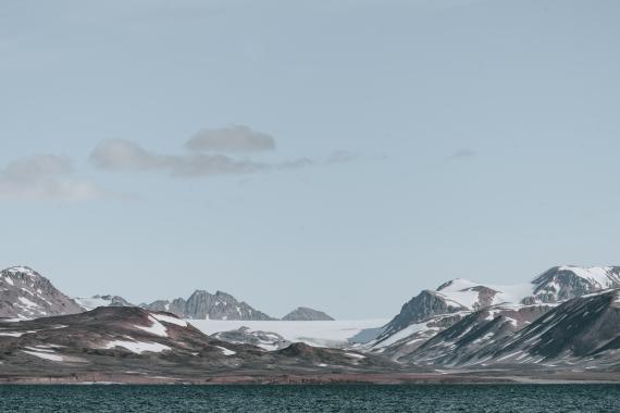 arctic_mountains_and_sea